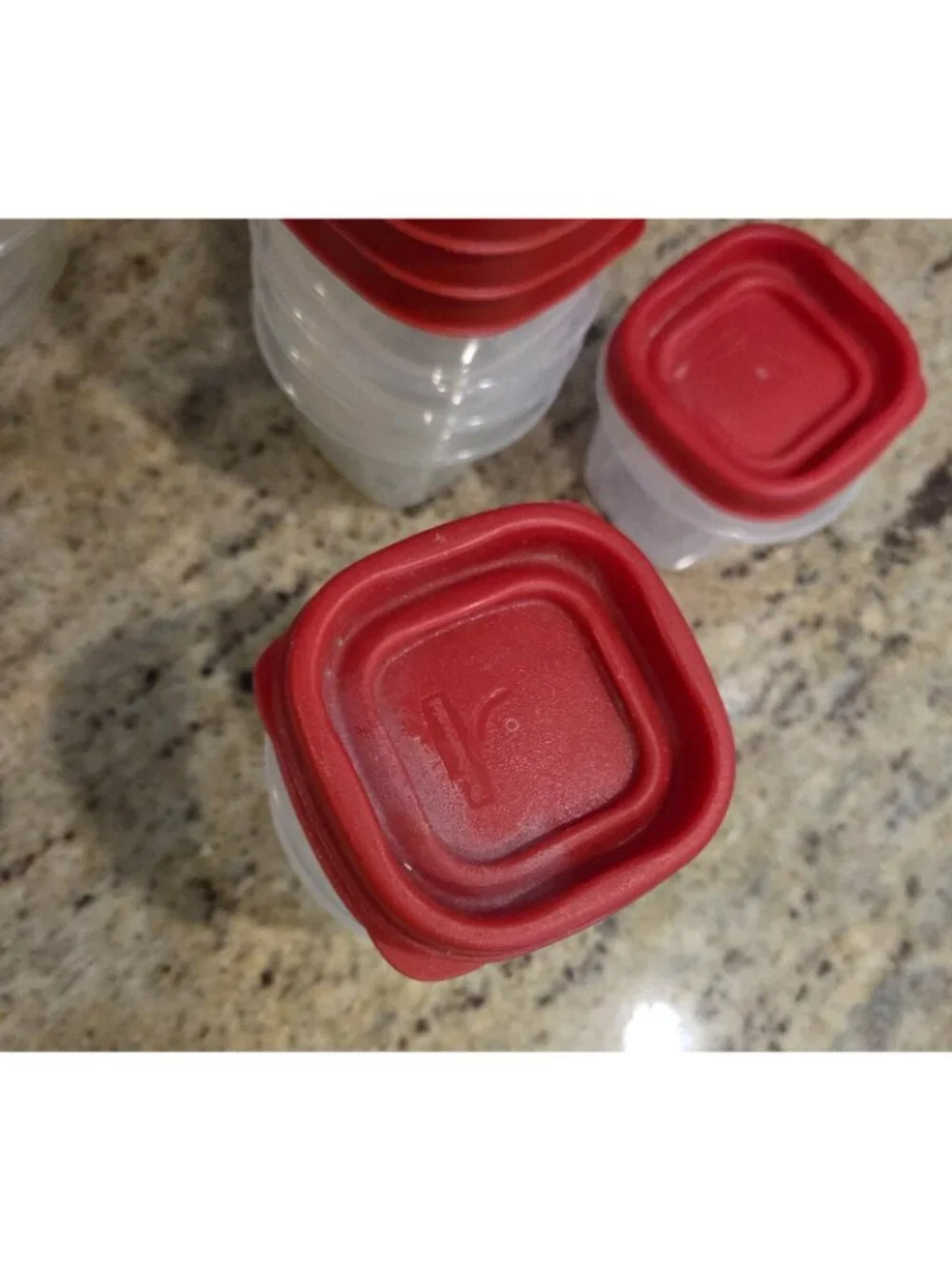 Lot of 22 Rubbermaid Square 4oz Food Storage Containers Red Blue Lids 7J53